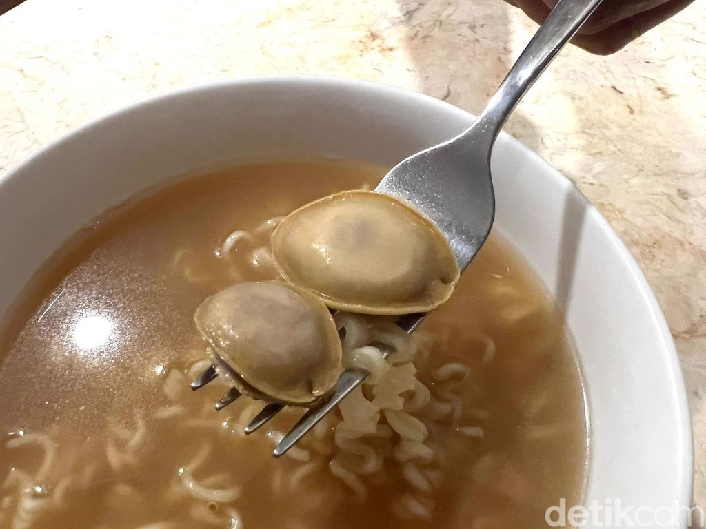 Mencicipi Mie Instan Sultan Abalone yang Rasanya Disebut Mirip Indomie.