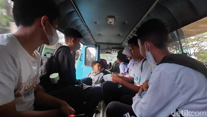 Mobil angkot trayek Stasiun Hall-Gunung Batu.