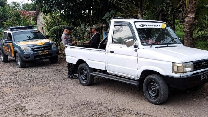 Mobil pikap dinaiki bocah Sukabumi
