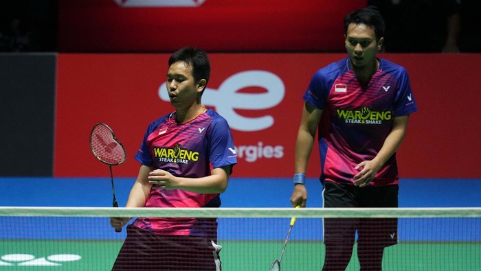 TOKYO, JAPAN - AUGUST 28: (L-R) Hendra Setiawan and Mohammad Ahsan of Indonesia, Aaron Chia and Soh Wooi Yik of Malaysia, Satwiksairaj Rankireddy and Chirag Shetty of India, Fajar Alfian and Muhammad Rian Ardianto of Indonesia pose with their medals on the podium after the Men's Doubles Final match on day seven of the BWF World Championships at Tokyo Metropolitan Gymnasium on August 28, 2022 in Tokyo, Japan. (Photo by Toru Hanai/Getty Images)