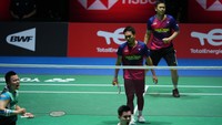 Hendra/Ahsan membuang keunggulan enam poin di gim pertama sebelum akhirnya takluk dengan skor akhir 19-21, 14-21.