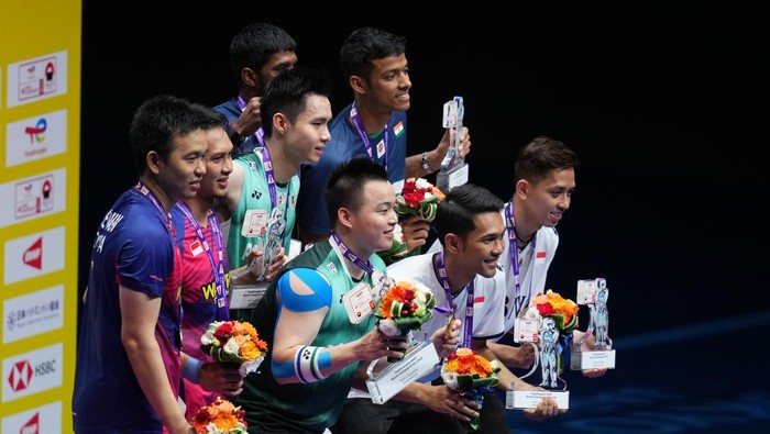 TOKYO, JAPAN - AUGUST 28: (L-R) Hendra Setiawan and Mohammad Ahsan of Indonesia, Aaron Chia and Soh Wooi Yik of Malaysia, Satwiksairaj Rankireddy and Chirag Shetty of India, Fajar Alfian and Muhammad Rian Ardianto of Indonesia pose with their medals on the podium after the Men's Doubles Final match on day seven of the BWF World Championships at Tokyo Metropolitan Gymnasium on August 28, 2022 in Tokyo, Japan. (Photo by Toru Hanai/Getty Images)