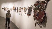 Seorang pengunjung mengamati karya seni yang ditampilkan dalam pameran Kelana Boneka pada rangkaian Musim Seni Salihara (MSS) 2022, di Galeri Salihara, Jakarta. (Aprillio Akbar/Antara Foto)
