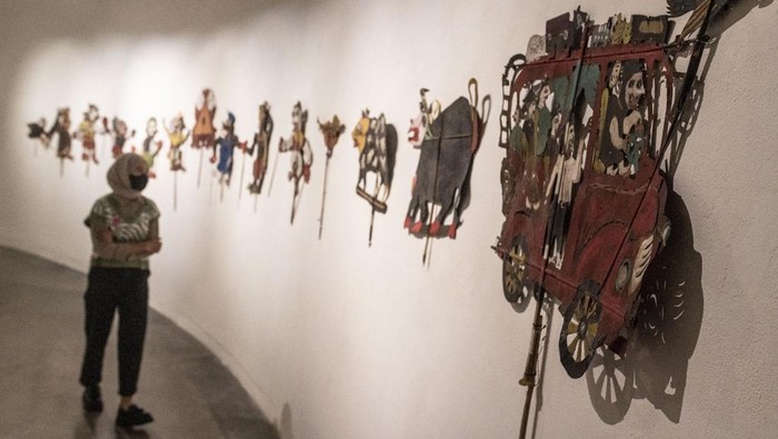 Seorang pengunjung mengamati karya seni yang ditampilkan dalam pameran Kelana Boneka pada rangkaian Musim Seni Salihara (MSS) 2022 di Salihara Arts Center, Jakarta, Sabtu (6/8/2022). Musim Seni Salihara 2022 yang menghadirkan pameran seni rupa, seni pertunjukan dan diskusi seni itu mengusung tema Berseni Kembali yang berlangsung hingga 4 September 2022. ANTARA FOTO/Aprillio Akbar/rwa.