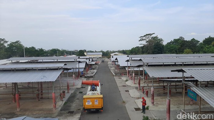 Pasar hewan Jelok, Cepogo, Kabupaten Boyolali, disemprot disinfektan oleh petugas PMI, Minggu (28/8/2022) sore.