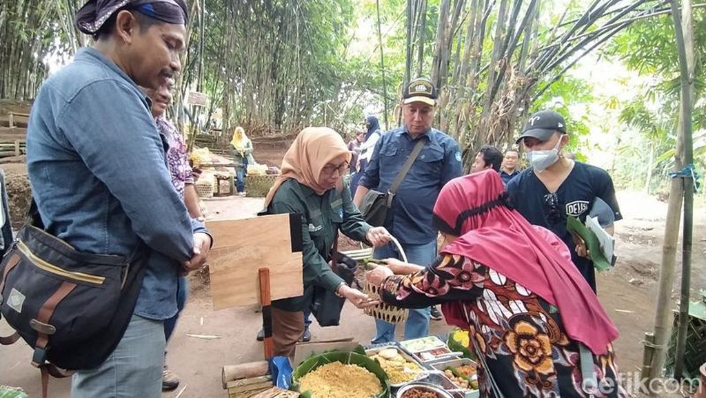 Seru! Jajan Wajik hingga Buntil di Pasar Tegalan Borobudur