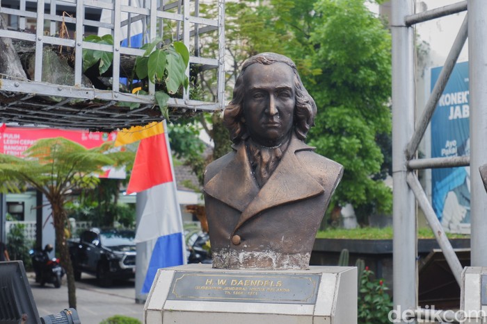 Patung HW Daendels di tugu 0 KM Kota Bandung