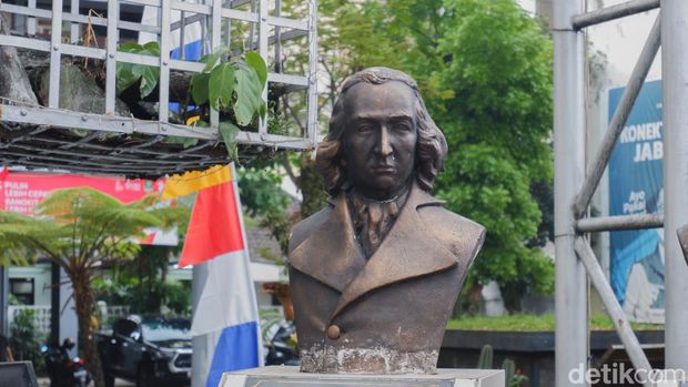 Patung HW Daendels di tugu 0 KM Kota Bandung