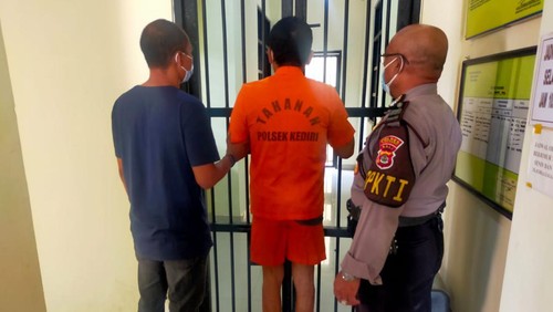 Pelaku penipuan jual beli rumah yang ditahan petugas Polsek Kediri mulai Sabtu (27/8/2022).