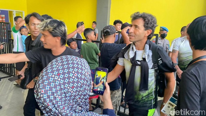 Pelatih Luis Milla dan Ricky Kambuaya diserbu warga Parepare diajak foto bersama.