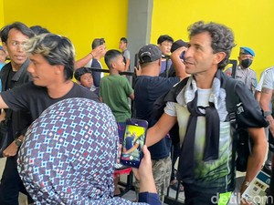 Saat Warga Parepare Berebut Selfie dengan Pemain-Pelatih Persib Bandung