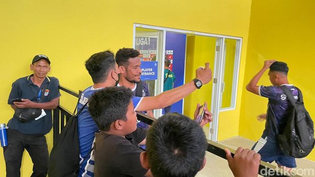 Pelatih Luis Milla dan Ricky Kambuaya diserbu warga Parepare diajak foto bersama.