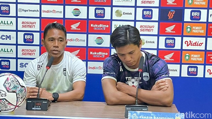 Pelatih Persib Budiman dan pemainnya Ahmad Jufriyanto pada sesi prescon sebelum menghadapi PSM Makassar