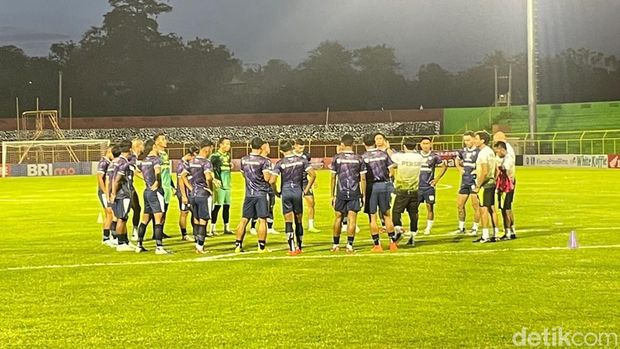 Pelatih Persib Budiman dan pemainnya Ahmad Jufriyanto pada sesi prescon sebelum menghadapi PSM Makassar