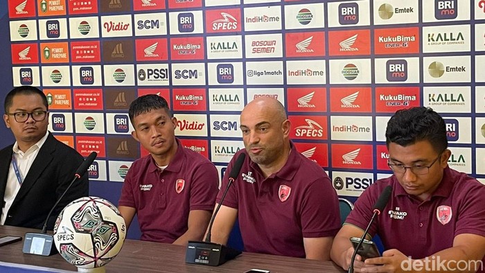 Pelatih PSM Makassar Bernardo Tavares dan pemainnya Akbar Tanjung pada sesi prescon sebelum menghadapi Persib Bandung.