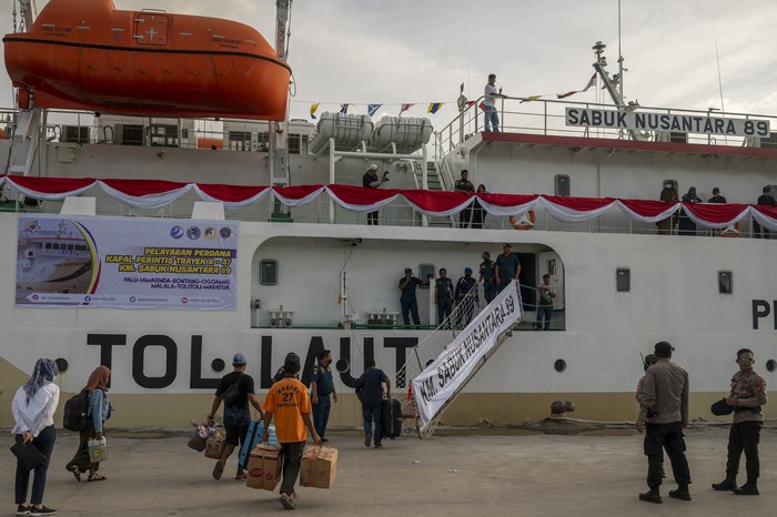 KM Sabuk Nusantara 89 bertolak meninggalkan dermaga pada pelayaran perdananya di Pelabuhan Pantoloan, Palu, Sulawesi Tengah, Sabtu (27/8/2022). Kapal Perintis yang akan melayani rute Palu-Samarinda-Bontang-Ogoamas-Malala-Tolitoli-Maratua itu dioperasikan untuk meningkatkan konektivitas nusantara terutama di wilayah Timur dengan tarif relatif murah sebesar Rp19 ribu per orang dengan fasilitas yang cukup memadai. ANTARA FOTO/Basri Marzuki/wsj.