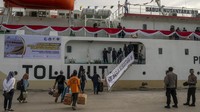 Tarifnya pun relatif murah, dengan Rp 19 ribu/orang, para penumpang sudah bisa menaiki kapal tersebut dengan fasilitas yang cukup memadai seperti ruangan Full AC, Cafe, Tempat Tidur dan Tamu terdiri dari berbagai kelas 1, 2 hingga ekonomi.