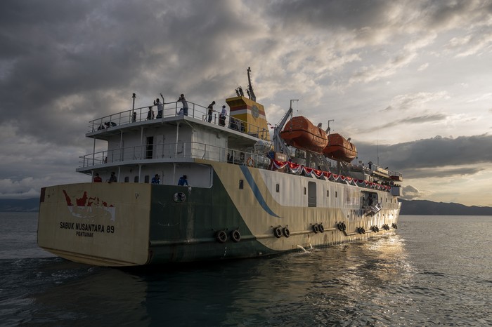 KM Sabuk Nusantara 89 bertolak meninggalkan dermaga pada pelayaran perdananya di Pelabuhan Pantoloan, Palu, Sulawesi Tengah, Sabtu (27/8/2022). Kapal Perintis yang akan melayani rute Palu-Samarinda-Bontang-Ogoamas-Malala-Tolitoli-Maratua itu dioperasikan untuk meningkatkan konektivitas nusantara terutama di wilayah Timur dengan tarif relatif murah sebesar Rp19 ribu per orang dengan fasilitas yang cukup memadai. ANTARA FOTO/Basri Marzuki/wsj.