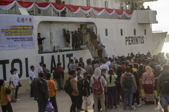 KM Sabuk Nusantara 89 bertolak meninggalkan dermaga pada pelayaran perdananya di Pelabuhan Pantoloan, Palu, Sulawesi Tengah, Sabtu (27/8/2022). Kapal Perintis yang akan melayani rute Palu-Samarinda-Bontang-Ogoamas-Malala-Tolitoli-Maratua itu dioperasikan untuk meningkatkan konektivitas nusantara terutama di wilayah Timur dengan tarif relatif murah sebesar Rp19 ribu per orang dengan fasilitas yang cukup memadai. ANTARA FOTO/Basri Marzuki/wsj.