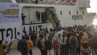 Sejumlah penumpang menaiki kapal pada pelayaran perdana KM Sabuk Nusantara 89 di Pelabuhan Pantoloan, Palu, Sulawesi Tengah, Sabtu (27/8/2022).
