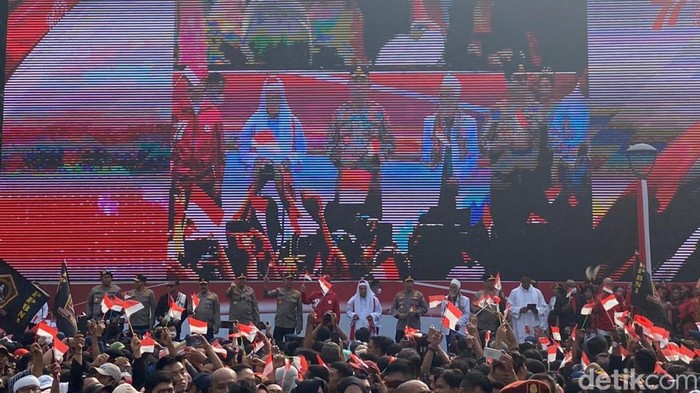 Pembacaan ikrar kebangsaan oleh Habib Luthfi (Karin Nur Secha/detikcom)