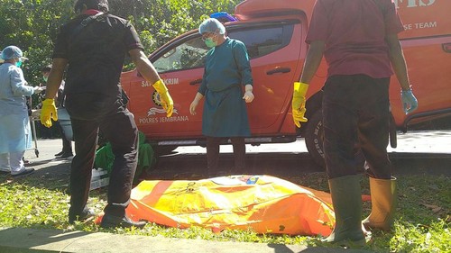 Petugas saat melakukan evakuasi terhadap jenazah I Gusti Agung Mirah Lestari di Jalan Raya Denpasar-Gilimanuk, Kecamatan Nelaya, Jembrana beberapa waktu lalu.