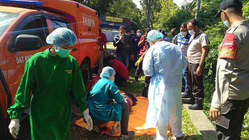 tim inafis dan tim medis saat mengevakuasi jasad Gusti Agung Mirah Lestari di pinggir Jalan Denpasar-Gilimanuk, Dusun Sumbersari, Desa/Kecamatan Melaya, Kabupaten Jembrana, Bali, Selasa (23/8/2022) lalu