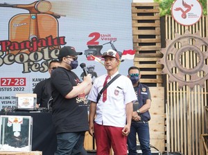 Curi Perhatian, Scooterist Ini Dapat Helm Bersejarah Bupati Kediri