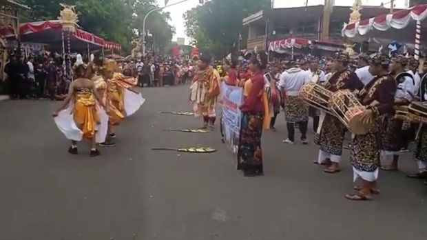 Penampilan kolaborasi kesenian Kuntulan Pojok Pitu dengan Baleganjur Gilimurti, Kelurahan Gilimanuk pada ajang pawai budaya memperingati HUT RI ke 77 dan HUT kota Negara, Kamis (18/8/2022) lalu.