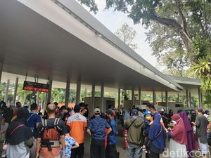 Belum Punya Tiket, Pengunjung Tebet Eco Park Tertahan di Pintu Masuk