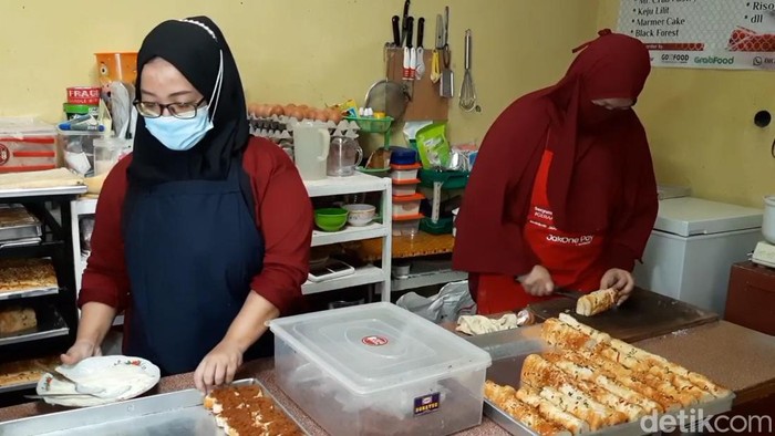 Perajin kue di Purwakarta