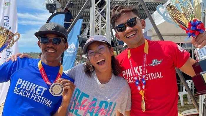 Dean Permana (Baju Merah) dan Deni Firdaus (Baju Biru) meraih prestasi di ajang selancar internasional.