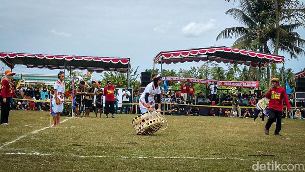 Peserta unjuk gigi dalam Festival Nglarak Blarak 2022 di Kulon Progo, DIY, Minggu (28/8/2022).