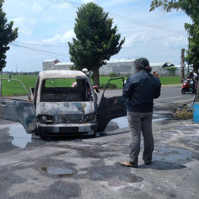 pikap terbakar di spbu tulungagung
