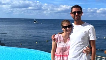 Keduanya lama berpacaran sebelum menikah, di mana Jennifer Gates bertemu dengan Nassar kala sama-sama kuliah di Universitas Stanford dan merasa cocok karena sama-sama menekuni olahraga berkuda. Foto: Instagram: @jenniferkgates