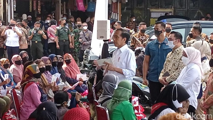 Presiden Joko Widodo (Jokowi) di Pasar Cicaheum, Kota Bandung