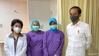 Setahun berselang, Jokowi kembali menyambut kelahiran cucu keempatny. Cucu laki-laki bernama Panembahan Al Nahyan Nasution itu lahir pada 3 Agustus 2020. Saat itu, Kahiyang juga melahirkan putranya tersebut di Jakarta. Jokowi saat itu datang langsung menjenguk sang cucu di RS YPK Mandiri Jakarta.  (dok Instagram dr Rina)