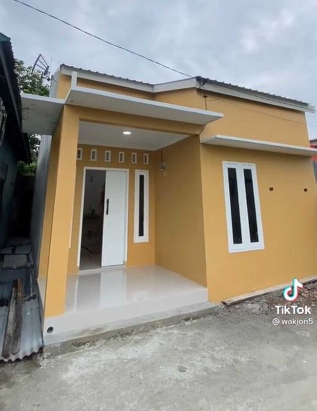 Unggahan pria yang membangun rumah dengan budget Rp 70 juta itu viral ditonton lebih dari 4,6 juta Views. Rata-rata warganet tidak percaya dengan budget yang dipakai oleh pria itu dalam membangun rumah. Foto: Dok. TikTok @wakjon5.