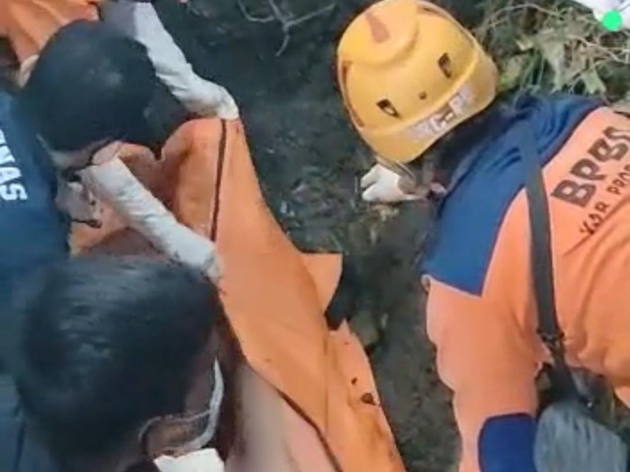 Proses evakuasi jenazah di dalam pipa besi saluran air.