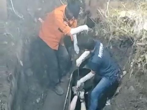 Proses evakuasi jenazah di dalam pipa besi saluran air.