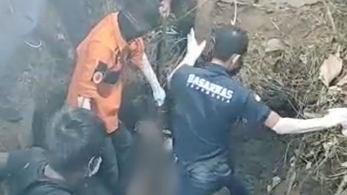 Proses evakuasi jenazah di dalam pipa besi saluran air.