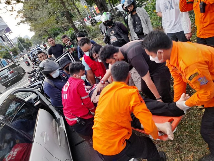 Proses evakuasi pria meninggal mendadak saat mengemudi di Jl HR Muhammad Surabaya