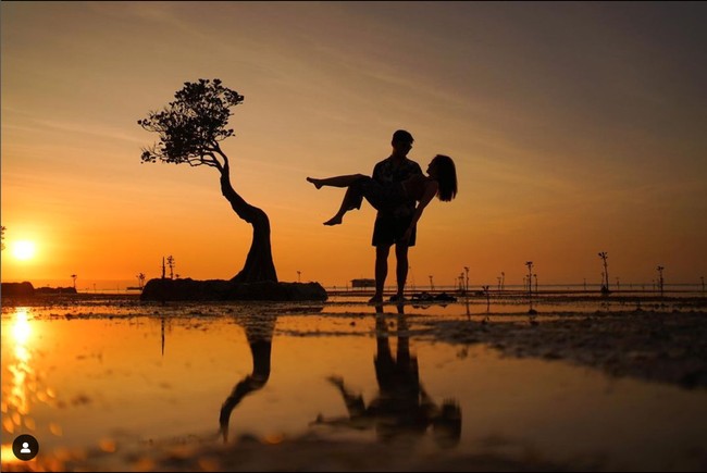 Ranty dan Rayn juga sempat berpose mesra berdua ketika sunset di Sumba. Rayn tampak menggendong Ranty Maria bak sedang pemotretan prewedding. Penampilan pasangan tersebut pun curi atensi. Foto: Instagram/@rantymaria