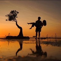 Ranty dan Rayn juga sempat berpose mesra berdua ketika sunset di Sumba. Rayn tampak menggendong Ranty Maria bak sedang pemotretan prewedding. Penampilan pasangan tersebut pun curi atensi. Foto: Instagram/@rantymaria