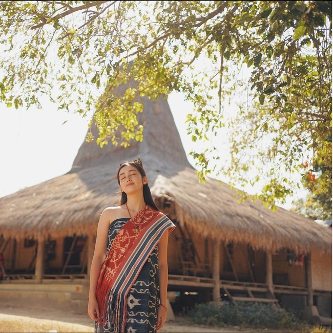 Dalam salah satu fotonya juga terlihat Ranty Maria yang tampil mempesona mengenakan kain tenun khas Sumba. Dengan rambut panjang yang dibiarkan terurai dan riasan wajah natural, Ranty tampak begitu menikmati momen liburannya. Foto: Instagram/@rantymaria