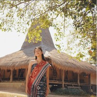 Dalam salah satu fotonya juga terlihat Ranty Maria yang tampil mempesona mengenakan kain tenun khas Sumba. Dengan rambut panjang yang dibiarkan terurai dan riasan wajah natural, Ranty tampak begitu menikmati momen liburannya. Foto: Instagram/@rantymaria