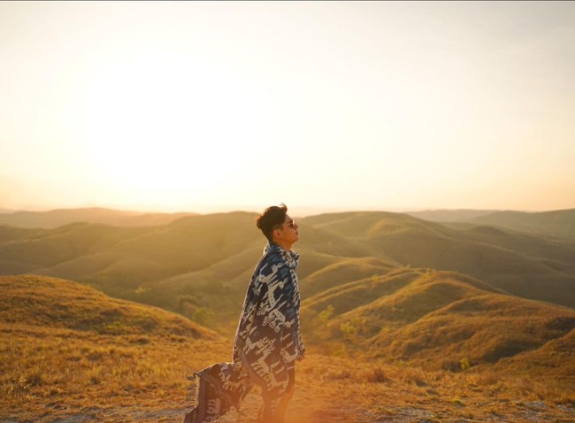 Tak kalah menawan, Rayn Wijaya juga membagikan fotonya saat berpose  sendirian di Bukit Wairinding. Dengan latar belakang pemandangan bukit, foto Rayn itu terlihat begitu indah. Foto: Instagram/@raynwijaya26