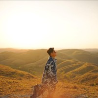 Tak kalah menawan, Rayn Wijaya juga membagikan fotonya saat berpose  sendirian di Bukit Wairinding. Dengan latar belakang pemandangan bukit, foto Rayn itu terlihat begitu indah. Foto: Instagram/@raynwijaya26