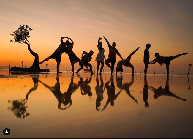 Melalui akun Instagramnya Ranty Maria dan Rayn Wijaya tampak membagikan momen-momen keseruan liburan keduanya di Sumba. Tak hanya berdua, Ranty dan Rayn rupanya juga ditemani oleh beberapa kerabatnya. Dengan latar belakang sunset yang indah, Ranty dan Rayn bersama sahabat-sahabatnya tampak berpose bersama. Foto: Instagram/@raynwijaya26