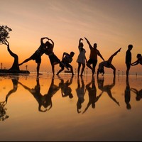 Melalui akun Instagramnya Ranty Maria dan Rayn Wijaya tampak membagikan momen-momen keseruan liburan keduanya di Sumba. Tak hanya berdua, Ranty dan Rayn rupanya juga ditemani oleh beberapa kerabatnya. Dengan latar belakang sunset yang indah, Ranty dan Rayn bersama sahabat-sahabatnya tampak berpose bersama. Foto: Instagram/@raynwijaya26